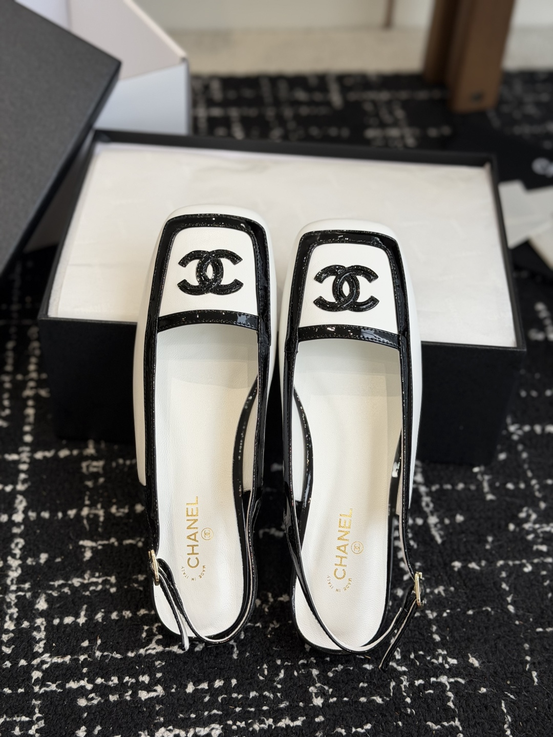 代购级 Chanel26SS早春新款方头拼色平底凉鞋 经典方头鞋型自带复古高级感,拼色设计瞬间点亮整体造型,把香奈儿的品 代购级 Chanel26SS早春新款方头拼色平底凉鞋 经典方头鞋型自带复古高级感,拼色设计瞬间点亮整体造型,把香奈儿的品