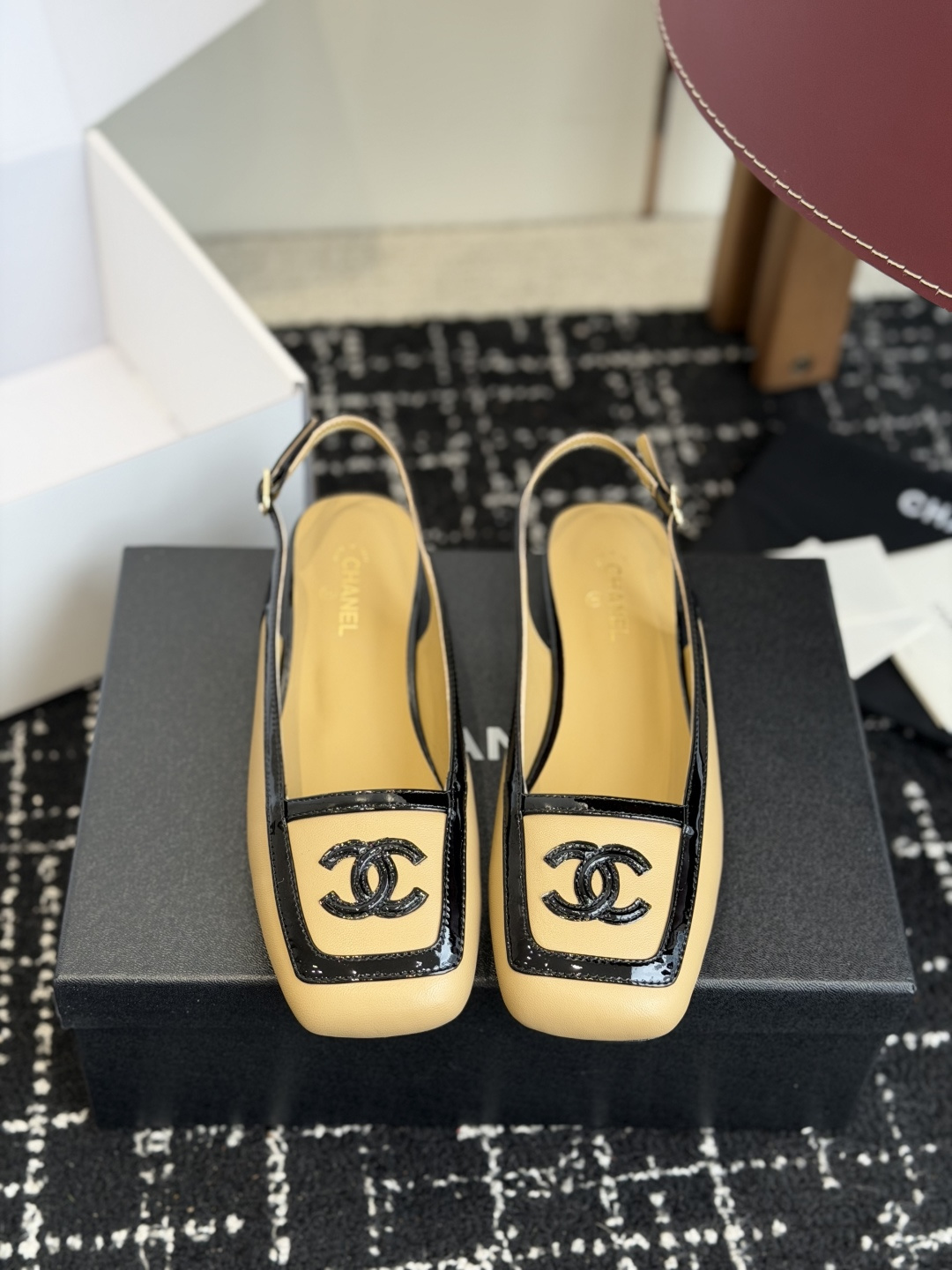 代购级 Chanel26SS早春新款方头拼色平底凉鞋 经典方头鞋型自带复古高级感,拼色设计瞬间点亮整体造型,把香奈儿的品 代购级 Chanel26SS早春新款方头拼色平底凉鞋 经典方头鞋型自带复古高级感,拼色设计瞬间点亮整体造型,把香奈儿的品