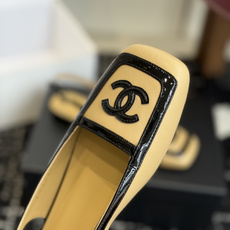 代购级 Chanel26SS早春新款方头拼色平底凉鞋 经典方头鞋型自带复古高级感,拼色设计瞬间点亮整体造型,把香奈儿的品 代购级 Chanel26SS早春新款方头拼色平底凉鞋 经典方头鞋型自带复古高级感,拼色设计瞬间点亮整体造型,把香奈儿的品
