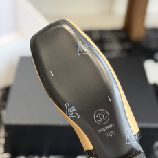 代购级 Chanel26SS早春新款方头拼色平底凉鞋 经典方头鞋型自带复古高级感,拼色设计瞬间点亮整体造型,把香奈儿的品 代购级 Chanel26SS早春新款方头拼色平底凉鞋 经典方头鞋型自带复古高级感,拼色设计瞬间点亮整体造型,把香奈儿的品