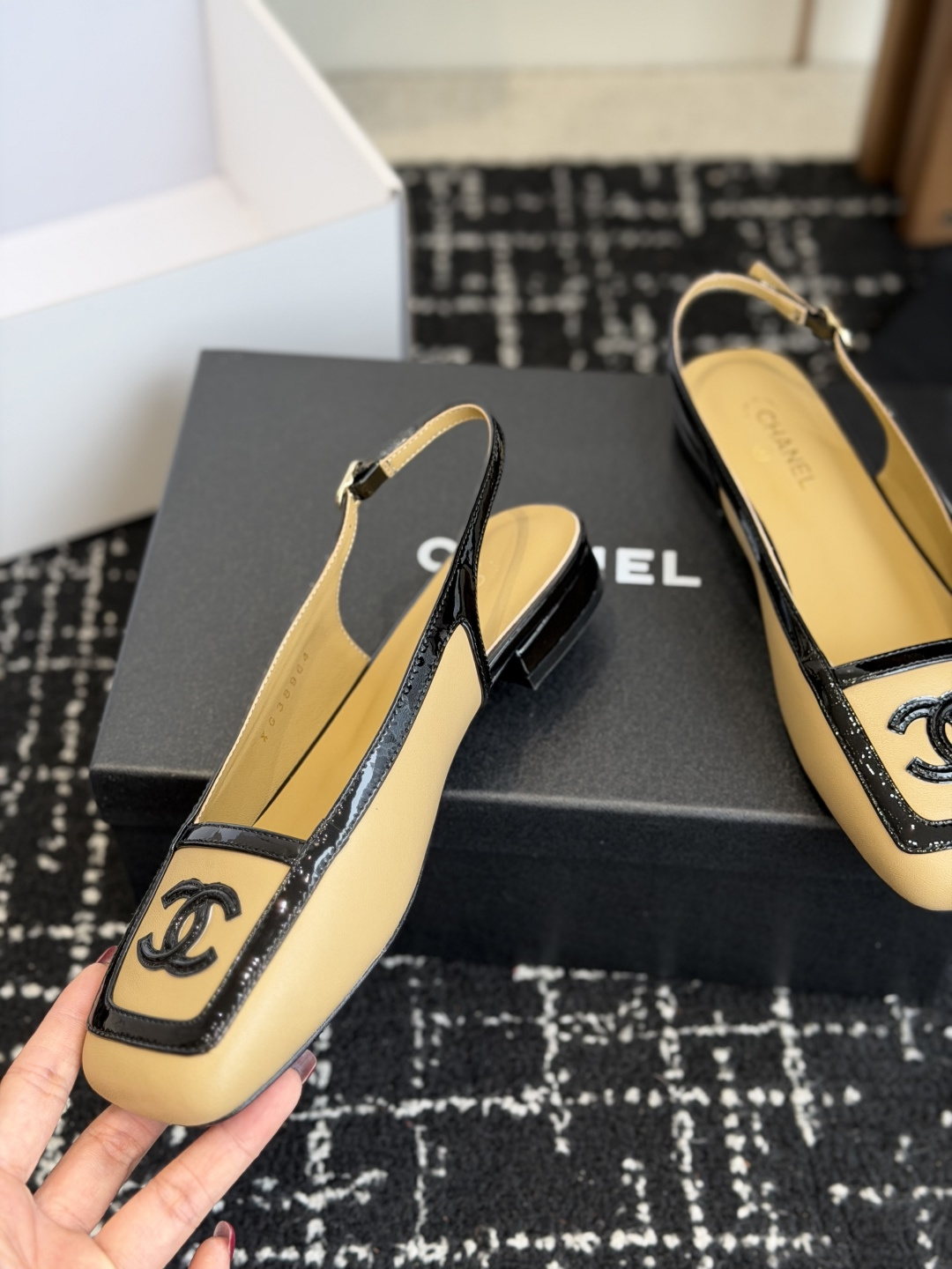 代购级 Chanel26SS早春新款方头拼色平底凉鞋 经典方头鞋型自带复古高级感,拼色设计瞬间点亮整体造型,把香奈儿的品 代购级 Chanel26SS早春新款方头拼色平底凉鞋 经典方头鞋型自带复古高级感,拼色设计瞬间点亮整体造型,把香奈儿的品
