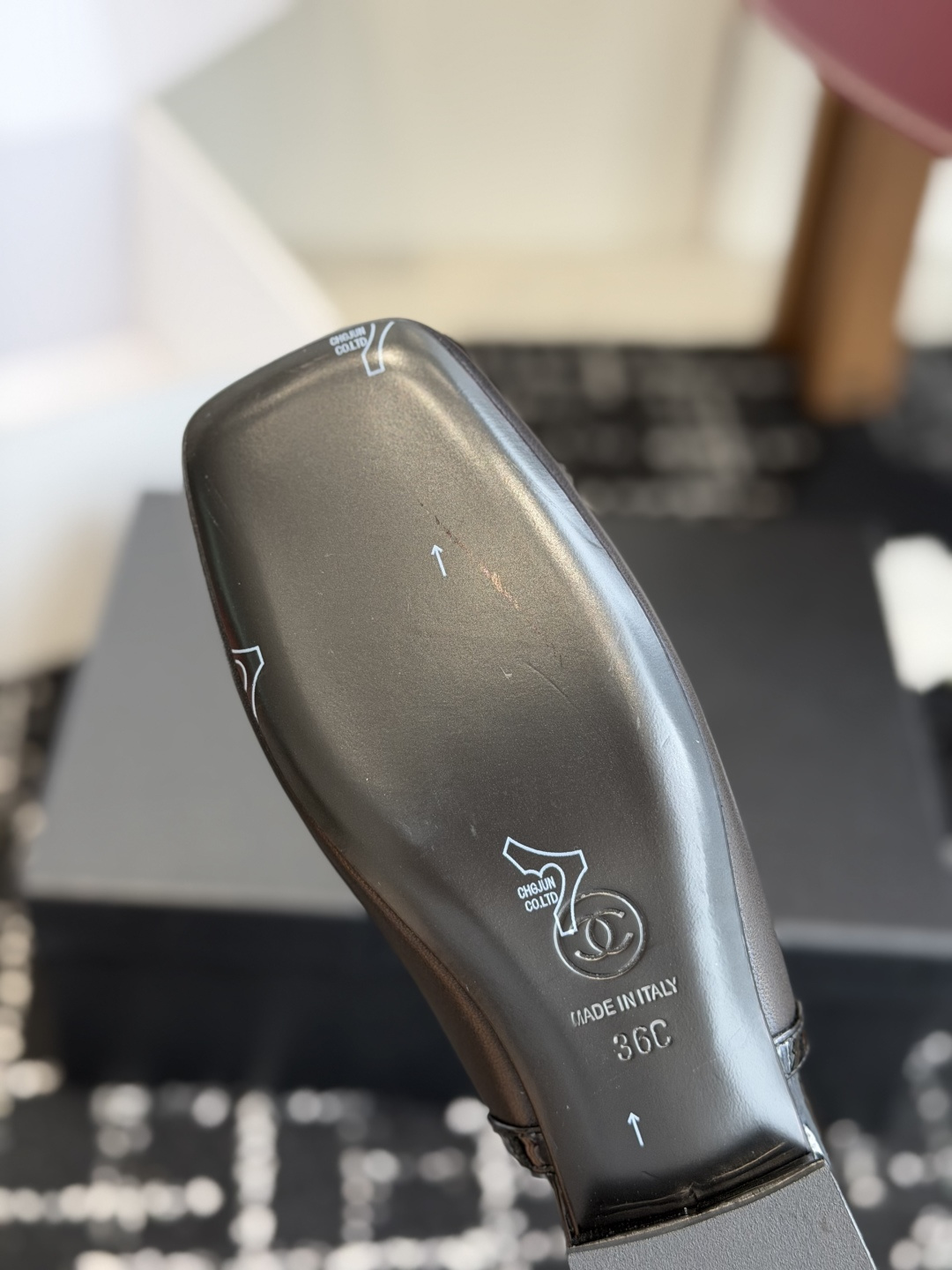 代购级 Chanel26SS早春新款方头拼色平底凉鞋 经典方头鞋型自带复古高级感,拼色设计瞬间点亮整体造型,把香奈儿的品 代购级 Chanel26SS早春新款方头拼色平底凉鞋 经典方头鞋型自带复古高级感,拼色设计瞬间点亮整体造型,把香奈儿的品