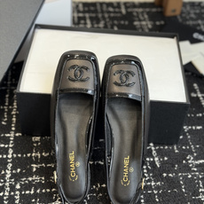 代购级 Chanel26SS早春新款方头拼色平底凉鞋 经典方头鞋型自带复古高级感,拼色设计瞬间点亮整体造型,把香奈儿的品 代购级 Chanel26SS早春新款方头拼色平底凉鞋 经典方头鞋型自带复古高级感,拼色设计瞬间点亮整体造型,把香奈儿的品