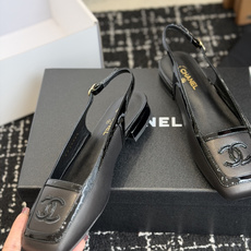 代购级 Chanel26SS早春新款方头拼色平底凉鞋 经典方头鞋型自带复古高级感,拼色设计瞬间点亮整体造型,把香奈儿的品 代购级 Chanel26SS早春新款方头拼色平底凉鞋 经典方头鞋型自带复古高级感,拼色设计瞬间点亮整体造型,把香奈儿的品