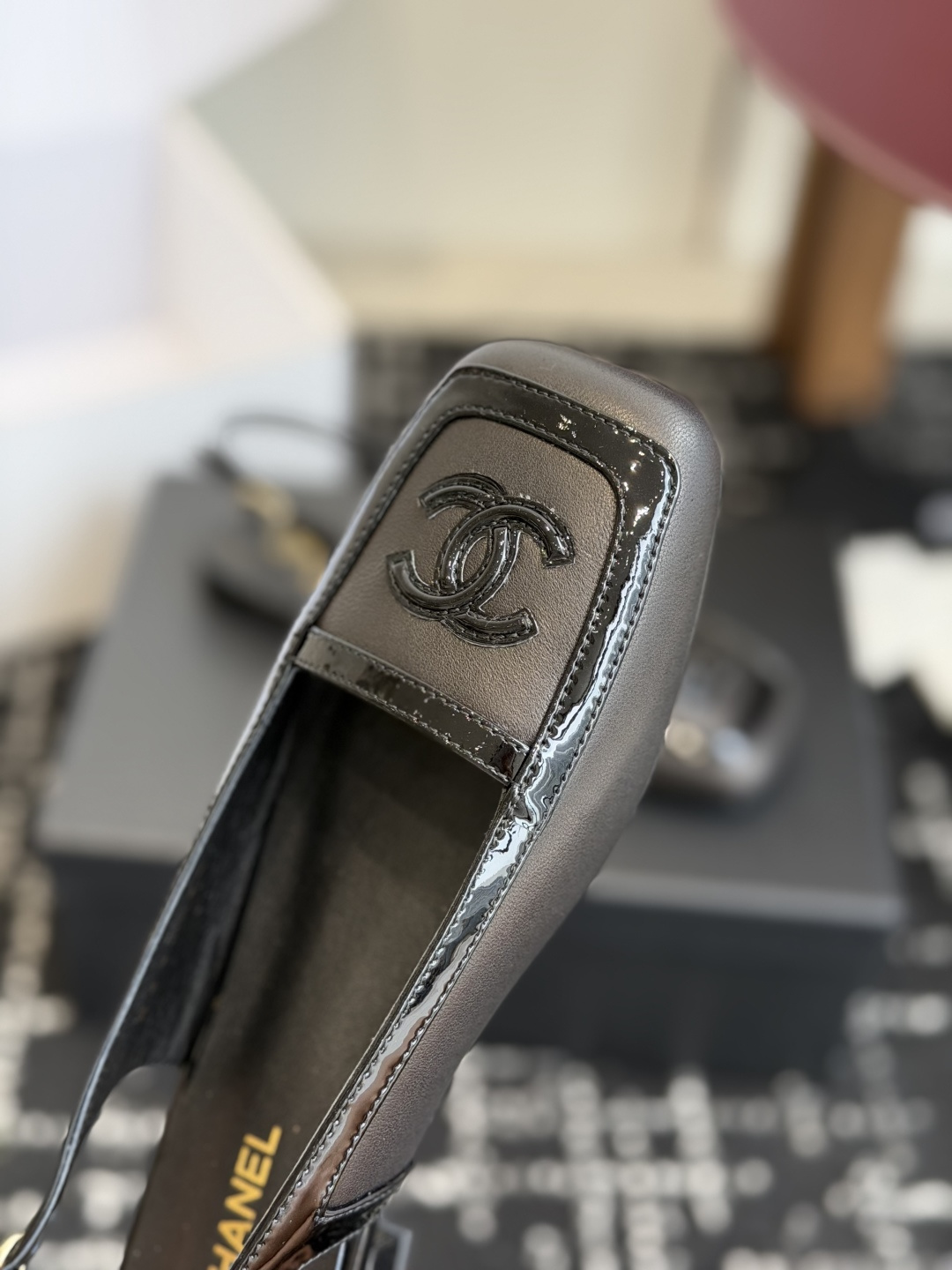 代购级 Chanel26SS早春新款方头拼色平底凉鞋 经典方头鞋型自带复古高级感,拼色设计瞬间点亮整体造型,把香奈儿的品 代购级 Chanel26SS早春新款方头拼色平底凉鞋 经典方头鞋型自带复古高级感,拼色设计瞬间点亮整体造型,把香奈儿的品