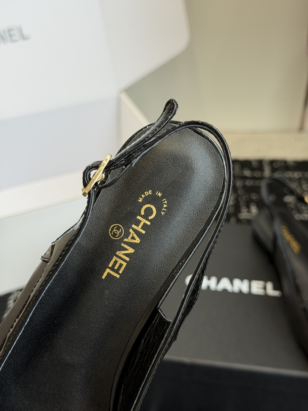 代购级 Chanel26SS早春新款方头拼色平底凉鞋 经典方头鞋型自带复古高级感,拼色设计瞬间点亮整体造型,把香奈儿的品 代购级 Chanel26SS早春新款方头拼色平底凉鞋 经典方头鞋型自带复古高级感,拼色设计瞬间点亮整体造型,把香奈儿的品