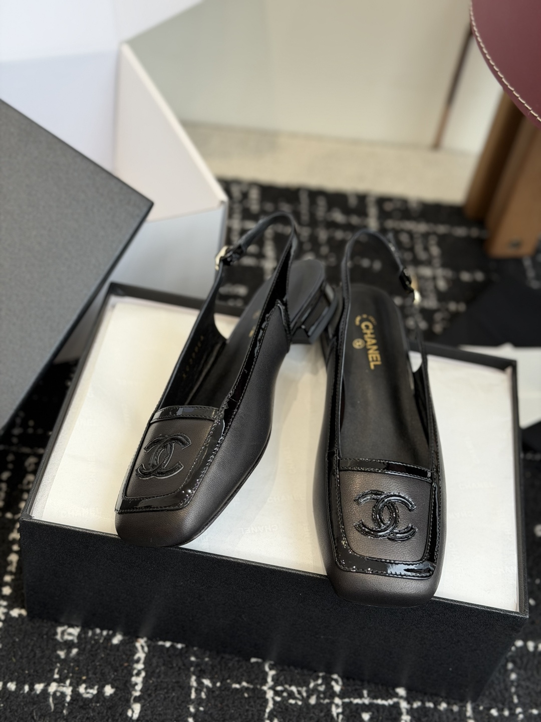 代购级 Chanel26SS早春新款方头拼色平底凉鞋 经典方头鞋型自带复古高级感,拼色设计瞬间点亮整体造型,把香奈儿的品 代购级 Chanel26SS早春新款方头拼色平底凉鞋 经典方头鞋型自带复古高级感,拼色设计瞬间点亮整体造型,把香奈儿的品