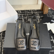 代购级 Chanel26SS早春新款方头拼色平底凉鞋 经典方头鞋型自带复古高级感,拼色设计瞬间点亮整体造型,把香奈儿的品 代购级 Chanel26SS早春新款方头拼色平底凉鞋 经典方头鞋型自带复古高级感,拼色设计瞬间点亮整体造型,把香奈儿的品
