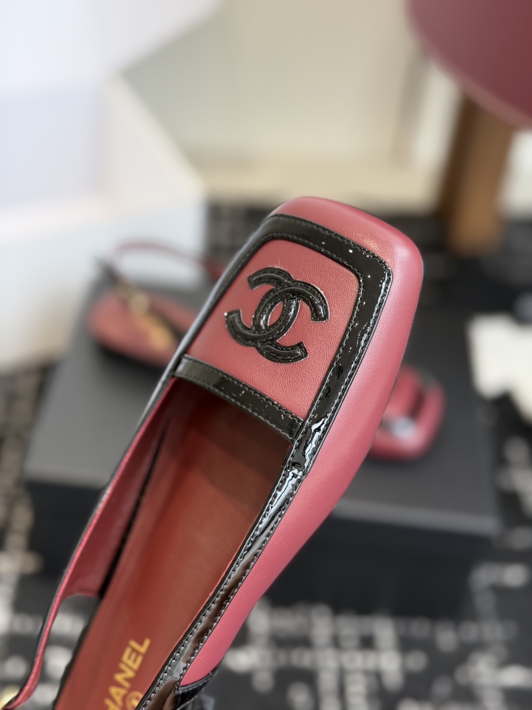 代购级 Chanel26SS早春新款方头拼色平底凉鞋 经典方头鞋型自带复古高级感,拼色设计瞬间点亮整体造型,把香奈儿的品 代购级 Chanel26SS早春新款方头拼色平底凉鞋 经典方头鞋型自带复古高级感,拼色设计瞬间点亮整体造型,把香奈儿的品