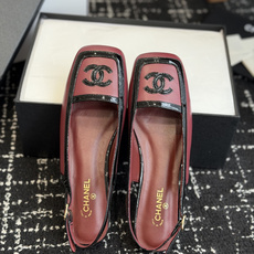 代购级 Chanel26SS早春新款方头拼色平底凉鞋 经典方头鞋型自带复古高级感,拼色设计瞬间点亮整体造型,把香奈儿的品 代购级 Chanel26SS早春新款方头拼色平底凉鞋 经典方头鞋型自带复古高级感,拼色设计瞬间点亮整体造型,把香奈儿的品