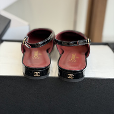 代购级 Chanel26SS早春新款方头拼色平底凉鞋 经典方头鞋型自带复古高级感,拼色设计瞬间点亮整体造型,把香奈儿的品 代购级 Chanel26SS早春新款方头拼色平底凉鞋 经典方头鞋型自带复古高级感,拼色设计瞬间点亮整体造型,把香奈儿的品