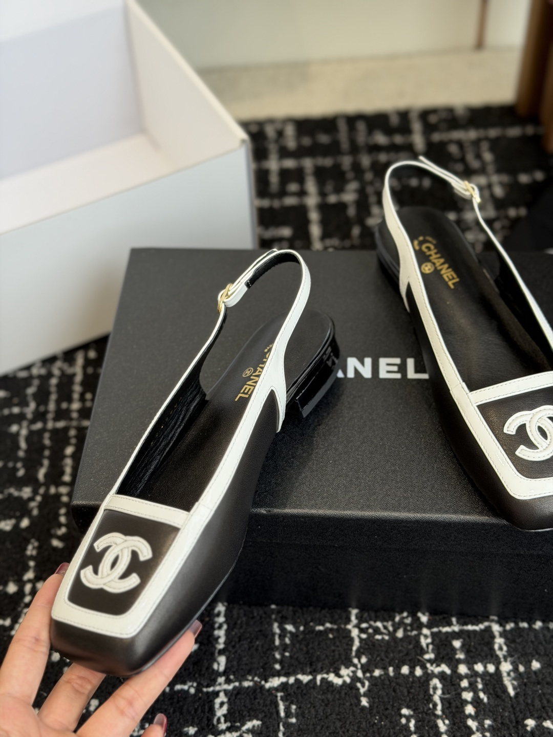 代购级 Chanel26SS早春新款方头拼色平底凉鞋 经典方头鞋型自带复古高级感,拼色设计瞬间点亮整体造型,把香奈儿的品 代购级 Chanel26SS早春新款方头拼色平底凉鞋 经典方头鞋型自带复古高级感,拼色设计瞬间点亮整体造型,把香奈儿的品