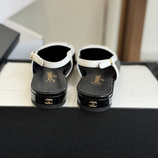 代购级 Chanel26SS早春新款方头拼色平底凉鞋 经典方头鞋型自带复古高级感,拼色设计瞬间点亮整体造型,把香奈儿的品 代购级 Chanel26SS早春新款方头拼色平底凉鞋 经典方头鞋型自带复古高级感,拼色设计瞬间点亮整体造型,把香奈儿的品