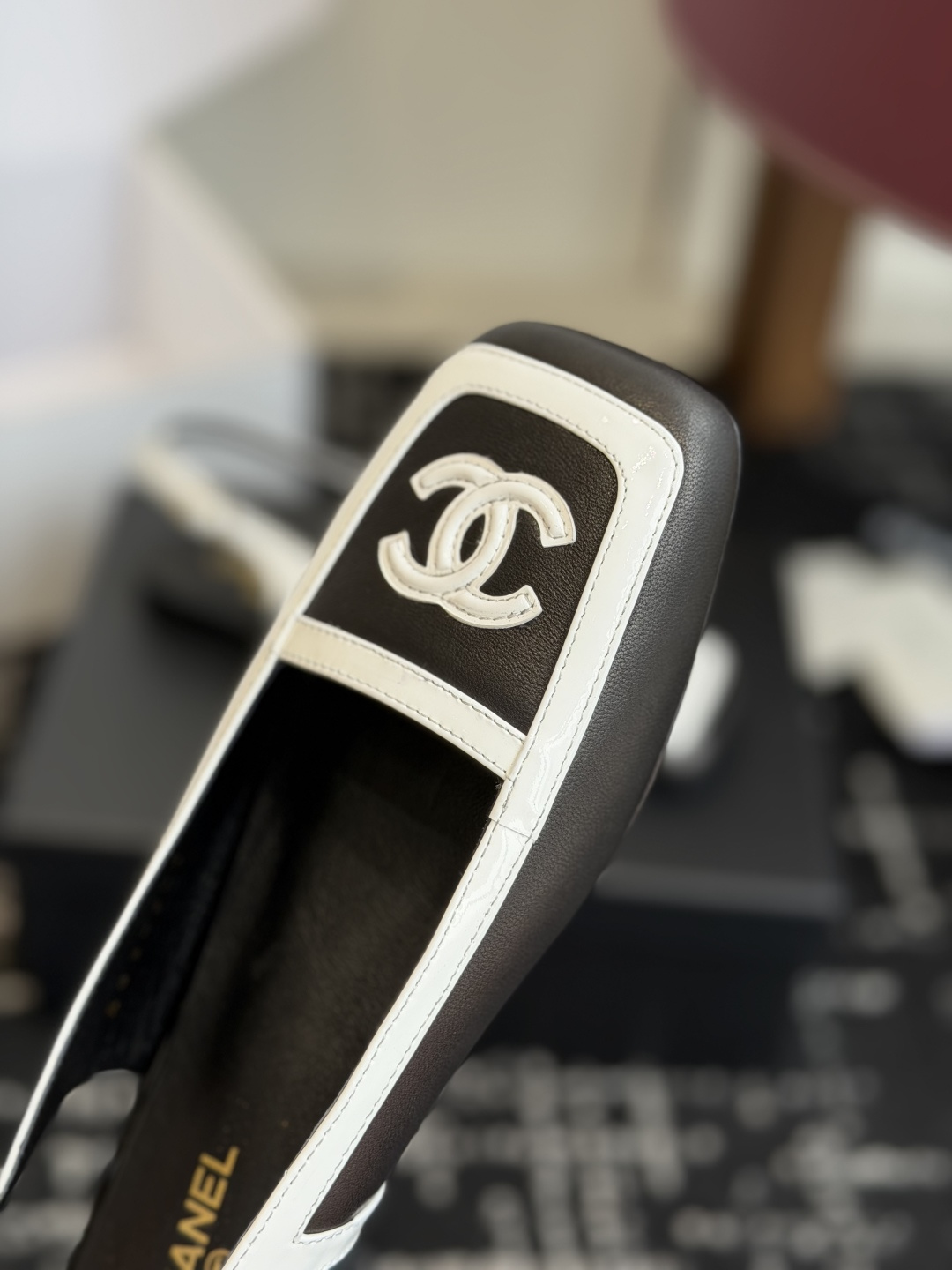代购级 Chanel26SS早春新款方头拼色平底凉鞋 经典方头鞋型自带复古高级感,拼色设计瞬间点亮整体造型,把香奈儿的品 代购级 Chanel26SS早春新款方头拼色平底凉鞋 经典方头鞋型自带复古高级感,拼色设计瞬间点亮整体造型,把香奈儿的品