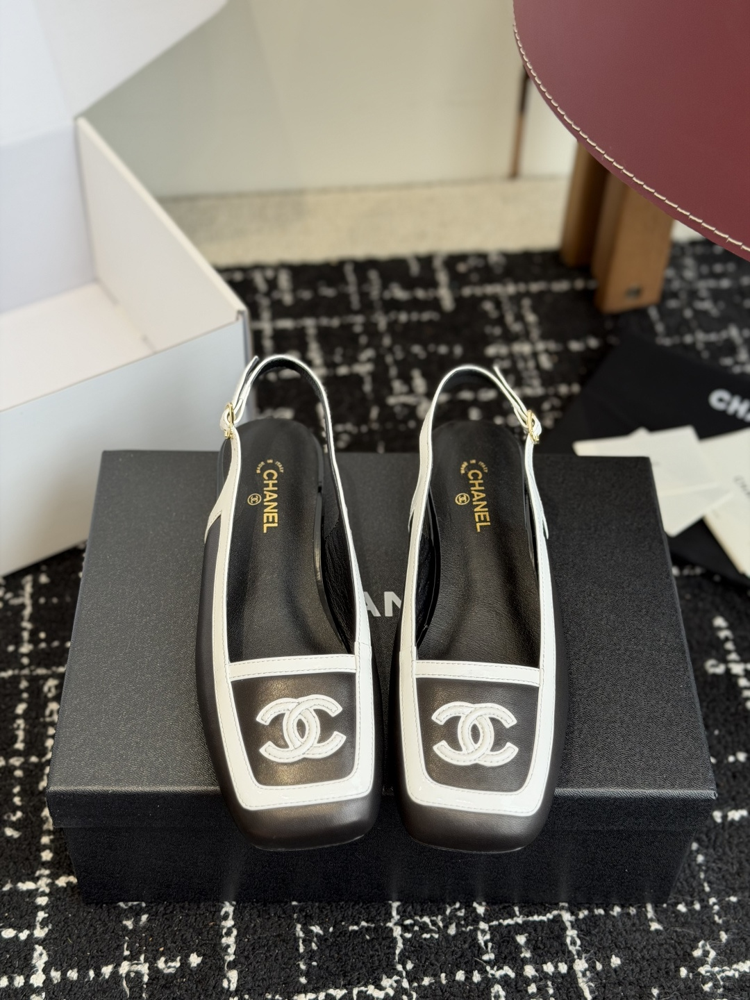 NO:931649,Purchasing-grade Chanel26SS early spring new square-toe color-blocked flat sandals. The classic square-toe shoe shape has a retro and high-end feel. The color-blocking design instantly brightens the overall shape and fully enhances Chanel's brand recognition. The smooth and neat lines of the shoe body perfectly modify the foot shape. It can be easily controlled by wide feet and fleshy feet. The upper foot becomes slender and delicate in seconds, showing a unique effect of lengthening the legs.  The shoe shape is made of fine workmanship, the material is delicate, and the texture of the upper foot is full, making it easy to wear with a sense of luxury; the footbed is designed to fit the sole of the foot, and it will not be tired after long-term wear, truly achieving the combination of comfort and appearance. Upper sheepskin/edged patent leather, inner sheepskin outsole, genuine leather outsole size 35-41 (customized sizes 40 and 41 are not returnable), sandals, chanel, chanel, sandals, sheepskin, Leather soles19860909代购级 Chanel26SS早春新款方头拼色平底凉鞋 经典方头鞋型自带复古高级感,拼色设计瞬间点亮整体造型,把香奈儿的品牌辨识度拉满.鞋身线条流畅利落,完美修饰脚型,宽脚、肉脚都能轻松驾驭,上脚秒变纤细秀气的脚型,显腿长效果一绝. 鞋型做工精细,材质细腻,上脚质感拉满,轻松穿出高级感；鞋床设计贴合足底,久穿也不会累,真正做到了舒适与颜值双在线. 鞋面羊皮/包边漆皮 内里羊皮 大底真皮大底 size35-41码（40、41码定制不退换）,凉鞋单鞋,chanel,chanel,sandals,sheepskin,Leather soles,Women's Shoes