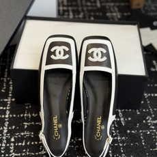 代购级 Chanel26SS早春新款方头拼色平底凉鞋 经典方头鞋型自带复古高级感,拼色设计瞬间点亮整体造型,把香奈儿的品 代购级 Chanel26SS早春新款方头拼色平底凉鞋 经典方头鞋型自带复古高级感,拼色设计瞬间点亮整体造型,把香奈儿的品