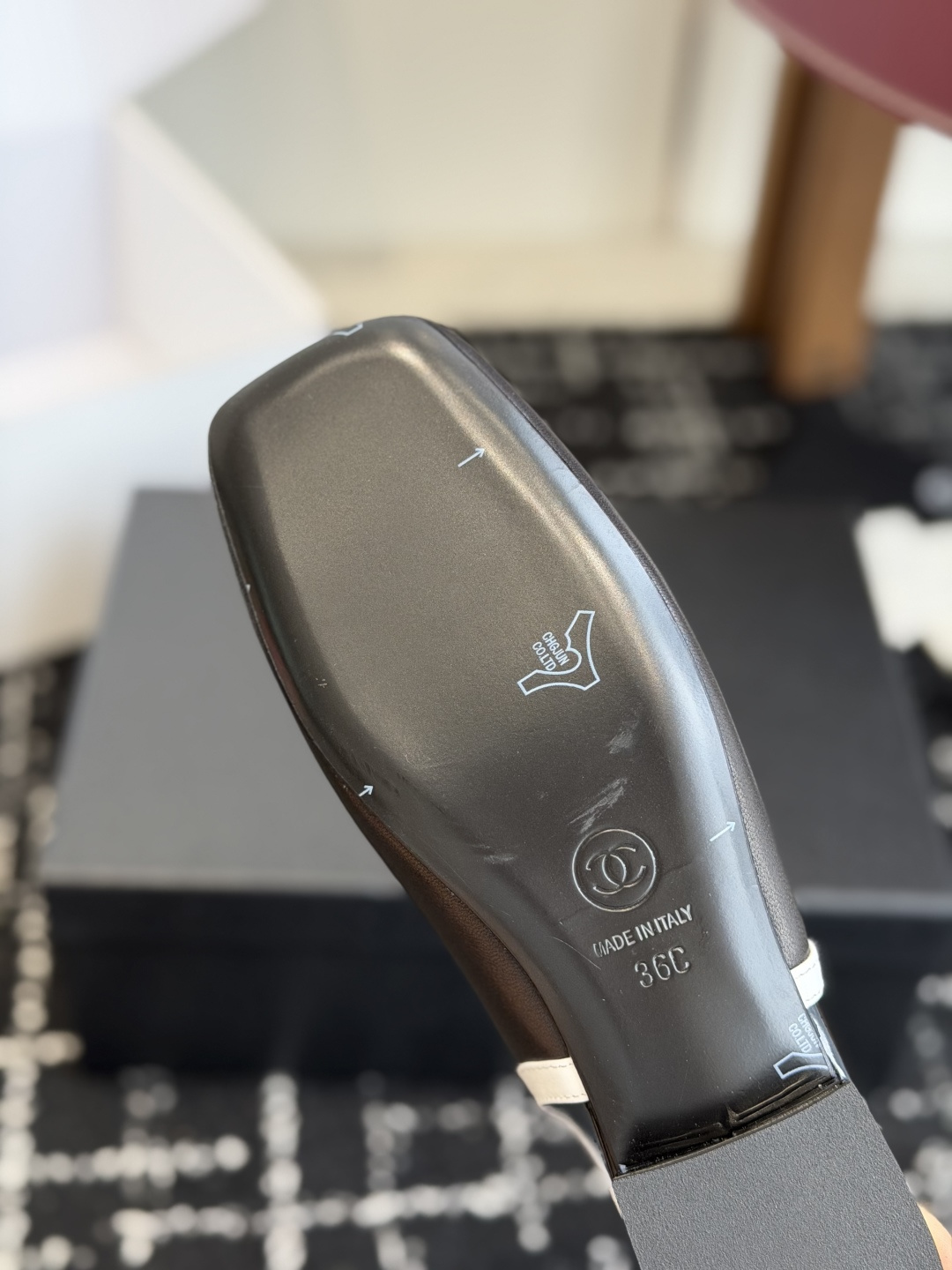 代购级 Chanel26SS早春新款方头拼色平底凉鞋 经典方头鞋型自带复古高级感,拼色设计瞬间点亮整体造型,把香奈儿的品 代购级 Chanel26SS早春新款方头拼色平底凉鞋 经典方头鞋型自带复古高级感,拼色设计瞬间点亮整体造型,把香奈儿的品