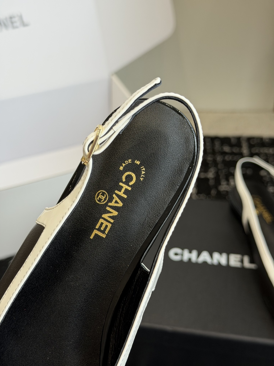 代购级 Chanel26SS早春新款方头拼色平底凉鞋 经典方头鞋型自带复古高级感,拼色设计瞬间点亮整体造型,把香奈儿的品 代购级 Chanel26SS早春新款方头拼色平底凉鞋 经典方头鞋型自带复古高级感,拼色设计瞬间点亮整体造型,把香奈儿的品
