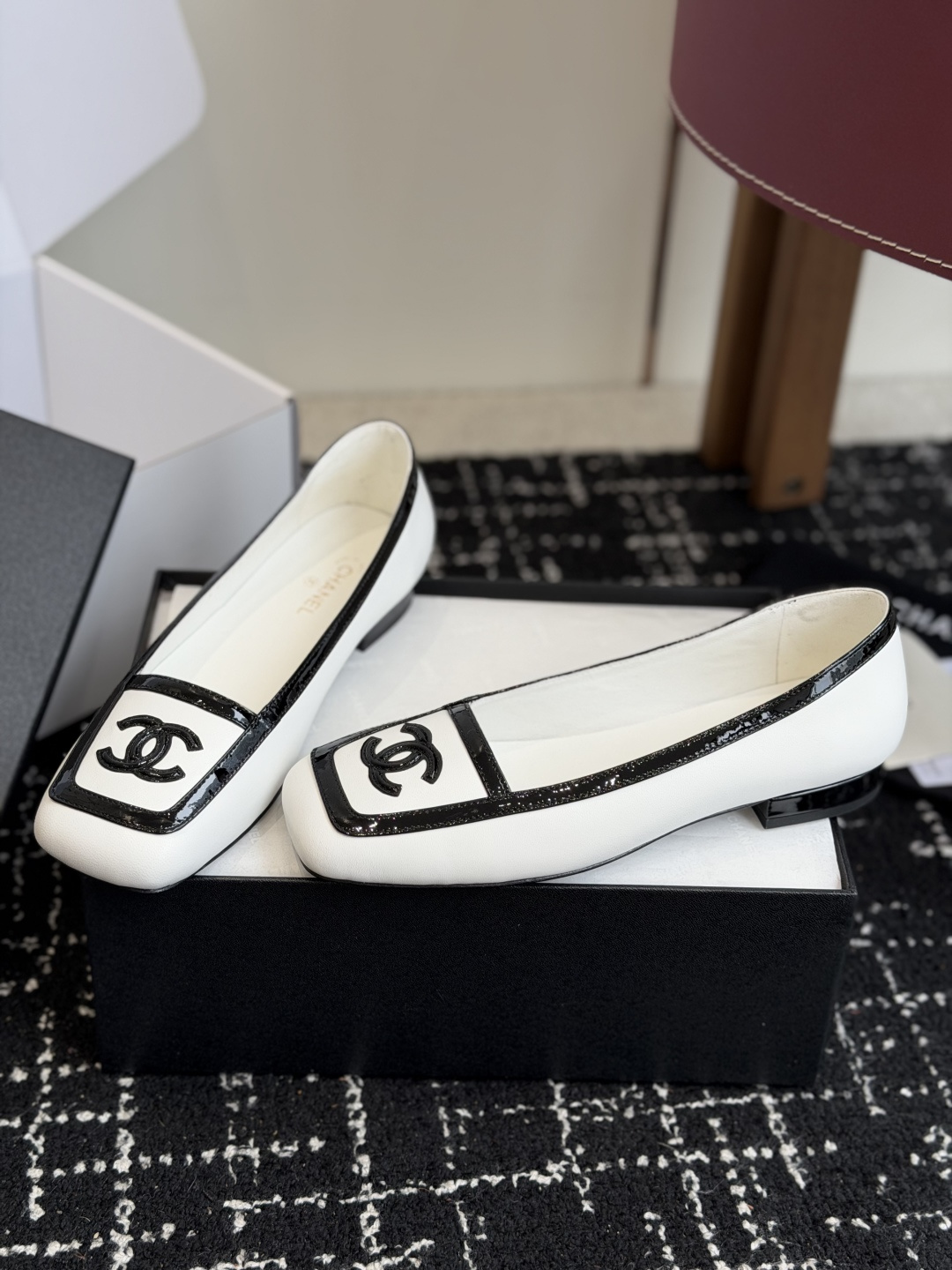 代购级 Chanel26SS早春新款方头拼色平底单鞋 经典方头鞋型自带复古高级感,拼色设计瞬间点亮整体造型,把香奈儿的品 代购级 Chanel26SS早春新款方头拼色平底单鞋 经典方头鞋型自带复古高级感,拼色设计瞬间点亮整体造型,把香奈儿的品