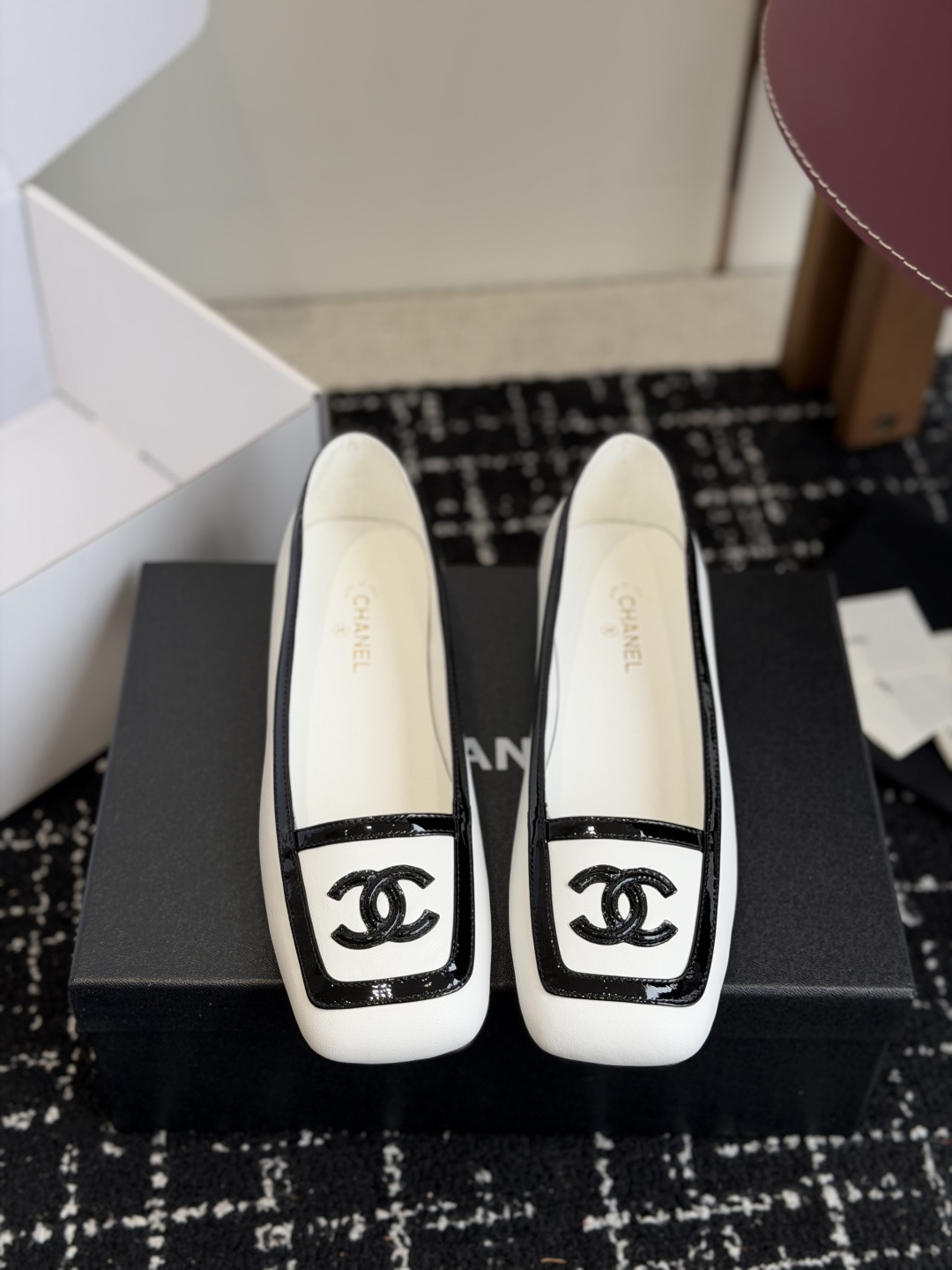 代购级 Chanel26SS早春新款方头拼色平底单鞋 经典方头鞋型自带复古高级感,拼色设计瞬间点亮整体造型,把香奈儿的品 代购级 Chanel26SS早春新款方头拼色平底单鞋 经典方头鞋型自带复古高级感,拼色设计瞬间点亮整体造型,把香奈儿的品
