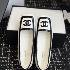 代购级 Chanel26SS早春新款方头拼色平底单鞋 经典方头鞋型自带复古高级感,拼色设计瞬间点亮整体造型,把香奈儿的品 代购级 Chanel26SS早春新款方头拼色平底单鞋 经典方头鞋型自带复古高级感,拼色设计瞬间点亮整体造型,把香奈儿的品