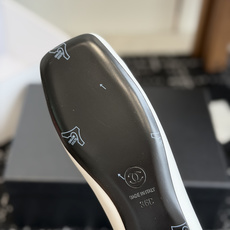 代购级 Chanel26SS早春新款方头拼色平底单鞋 经典方头鞋型自带复古高级感,拼色设计瞬间点亮整体造型,把香奈儿的品 代购级 Chanel26SS早春新款方头拼色平底单鞋 经典方头鞋型自带复古高级感,拼色设计瞬间点亮整体造型,把香奈儿的品