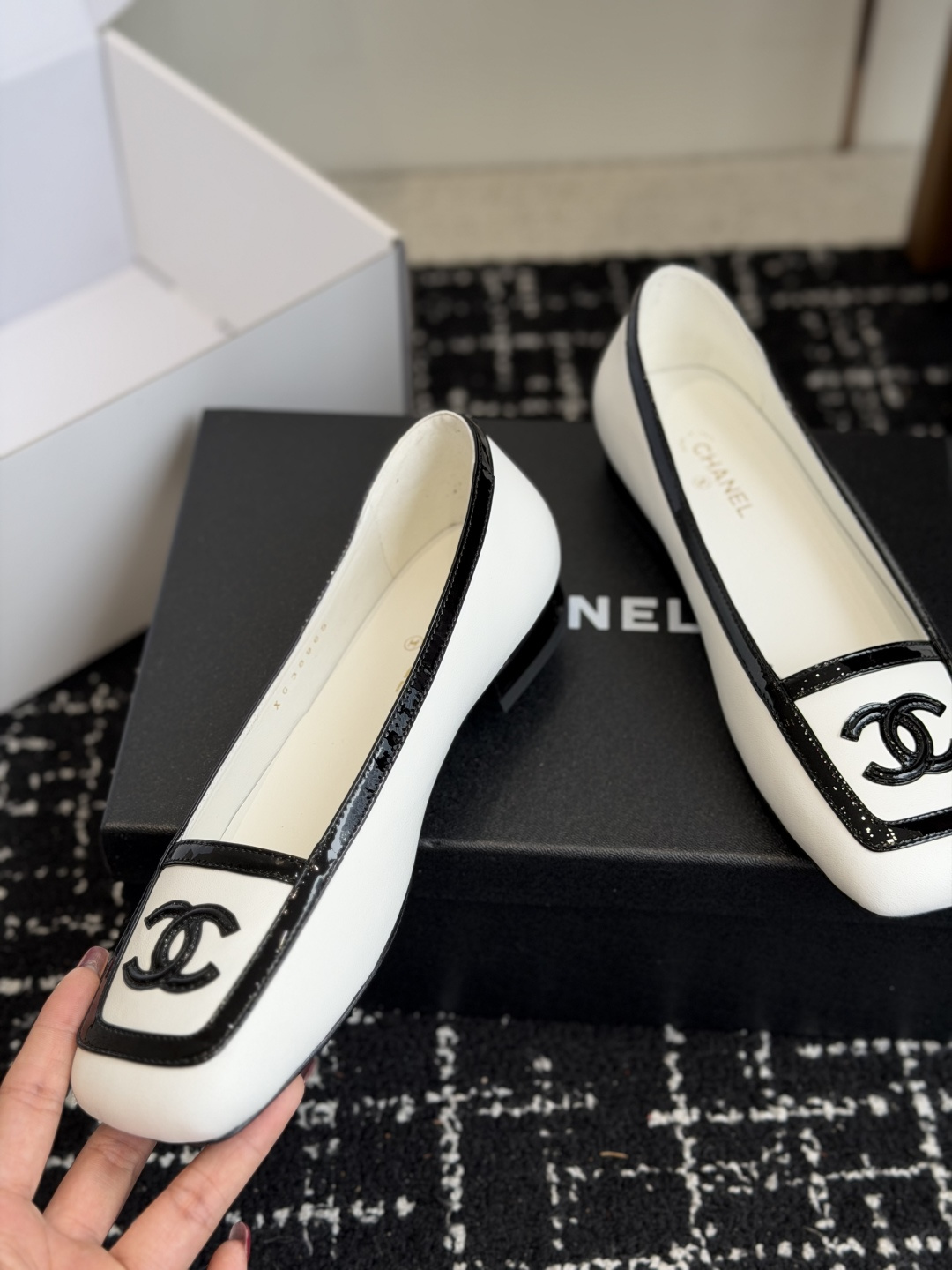 代购级 Chanel26SS早春新款方头拼色平底单鞋 经典方头鞋型自带复古高级感,拼色设计瞬间点亮整体造型,把香奈儿的品 代购级 Chanel26SS早春新款方头拼色平底单鞋 经典方头鞋型自带复古高级感,拼色设计瞬间点亮整体造型,把香奈儿的品