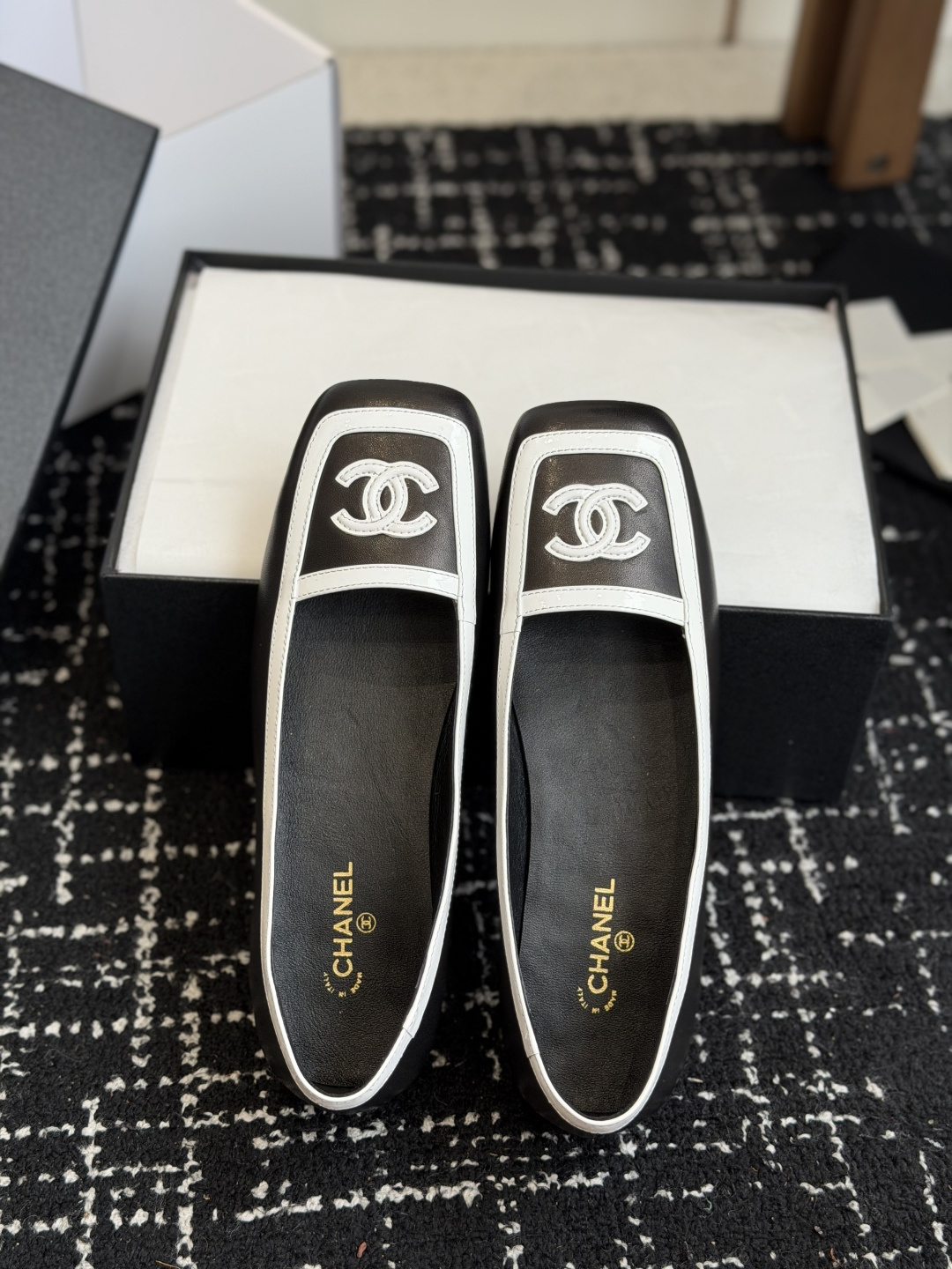 代购级 Chanel26SS早春新款方头拼色平底单鞋 经典方头鞋型自带复古高级感,拼色设计瞬间点亮整体造型,把香奈儿的品 代购级 Chanel26SS早春新款方头拼色平底单鞋 经典方头鞋型自带复古高级感,拼色设计瞬间点亮整体造型,把香奈儿的品