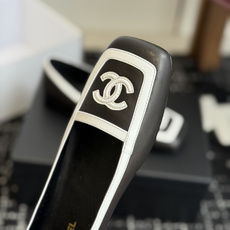 代购级 Chanel26SS早春新款方头拼色平底单鞋 经典方头鞋型自带复古高级感,拼色设计瞬间点亮整体造型,把香奈儿的品 代购级 Chanel26SS早春新款方头拼色平底单鞋 经典方头鞋型自带复古高级感,拼色设计瞬间点亮整体造型,把香奈儿的品