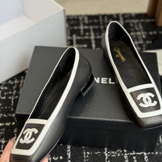 代购级 Chanel26SS早春新款方头拼色平底单鞋 经典方头鞋型自带复古高级感,拼色设计瞬间点亮整体造型,把香奈儿的品 代购级 Chanel26SS早春新款方头拼色平底单鞋 经典方头鞋型自带复古高级感,拼色设计瞬间点亮整体造型,把香奈儿的品