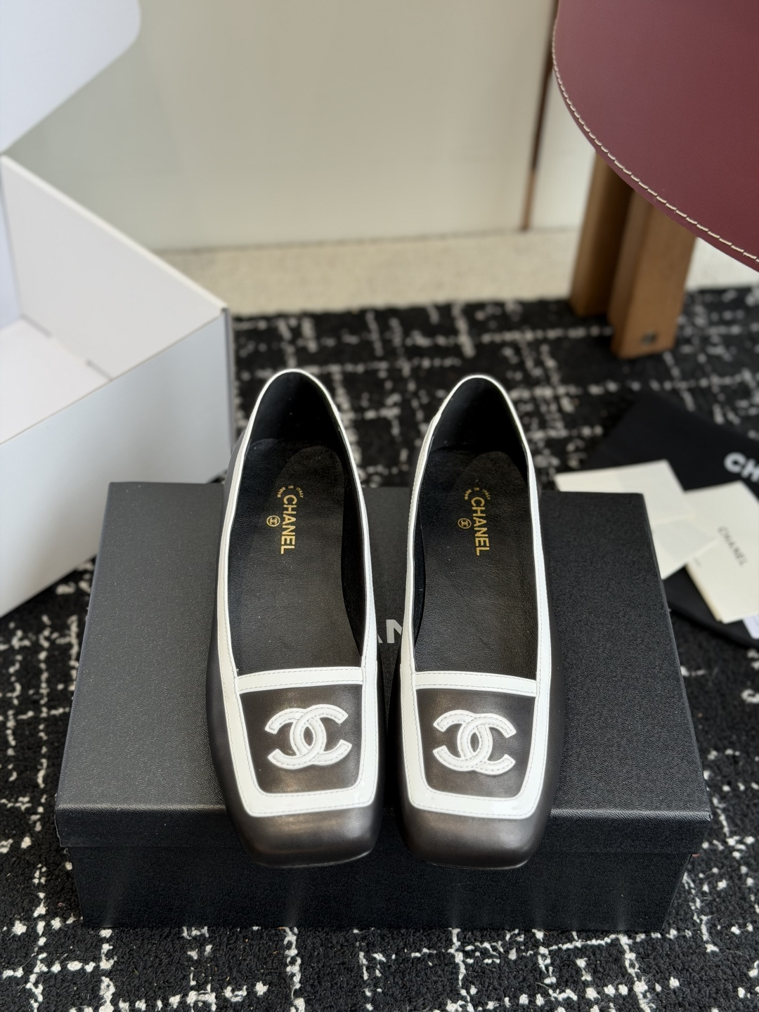 代购级 Chanel26SS早春新款方头拼色平底单鞋 经典方头鞋型自带复古高级感,拼色设计瞬间点亮整体造型,把香奈儿的品 代购级 Chanel26SS早春新款方头拼色平底单鞋 经典方头鞋型自带复古高级感,拼色设计瞬间点亮整体造型,把香奈儿的品