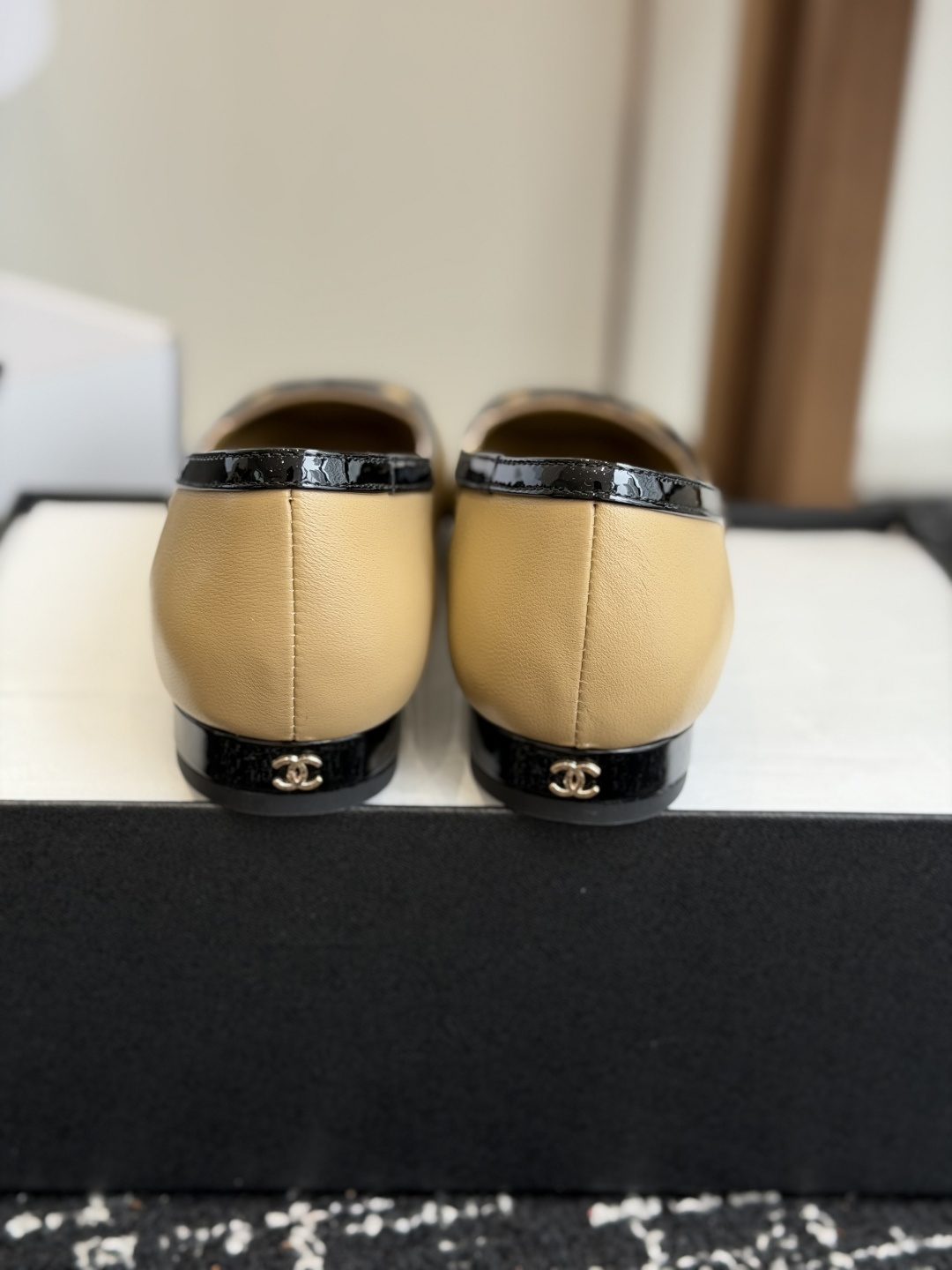 代购级 Chanel26SS早春新款方头拼色平底单鞋 经典方头鞋型自带复古高级感,拼色设计瞬间点亮整体造型,把香奈儿的品 代购级 Chanel26SS早春新款方头拼色平底单鞋 经典方头鞋型自带复古高级感,拼色设计瞬间点亮整体造型,把香奈儿的品