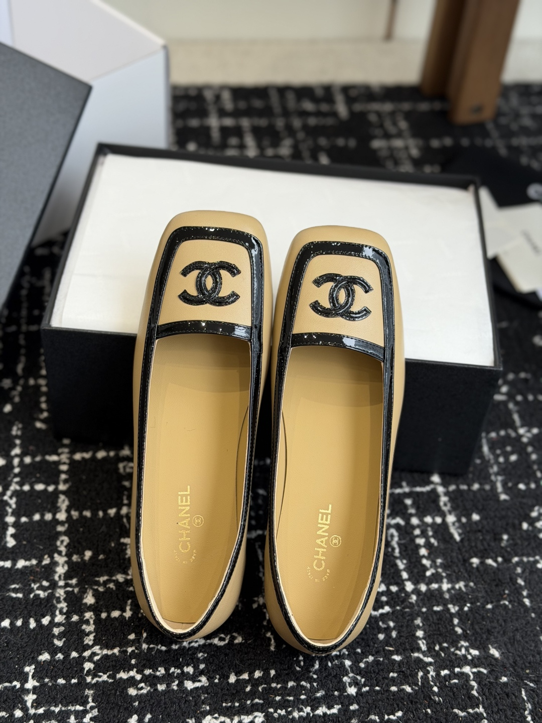代购级 Chanel26SS早春新款方头拼色平底单鞋 经典方头鞋型自带复古高级感,拼色设计瞬间点亮整体造型,把香奈儿的品 代购级 Chanel26SS早春新款方头拼色平底单鞋 经典方头鞋型自带复古高级感,拼色设计瞬间点亮整体造型,把香奈儿的品