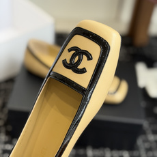 代购级 Chanel26SS早春新款方头拼色平底单鞋 经典方头鞋型自带复古高级感,拼色设计瞬间点亮整体造型,把香奈儿的品 代购级 Chanel26SS早春新款方头拼色平底单鞋 经典方头鞋型自带复古高级感,拼色设计瞬间点亮整体造型,把香奈儿的品