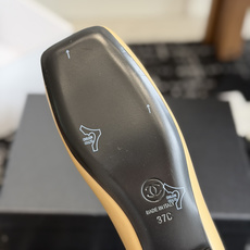 代购级 Chanel26SS早春新款方头拼色平底单鞋 经典方头鞋型自带复古高级感,拼色设计瞬间点亮整体造型,把香奈儿的品 代购级 Chanel26SS早春新款方头拼色平底单鞋 经典方头鞋型自带复古高级感,拼色设计瞬间点亮整体造型,把香奈儿的品