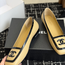 代购级 Chanel26SS早春新款方头拼色平底单鞋 经典方头鞋型自带复古高级感,拼色设计瞬间点亮整体造型,把香奈儿的品 代购级 Chanel26SS早春新款方头拼色平底单鞋 经典方头鞋型自带复古高级感,拼色设计瞬间点亮整体造型,把香奈儿的品