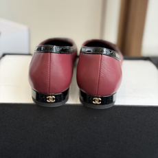 代购级 Chanel26SS早春新款方头拼色平底单鞋 经典方头鞋型自带复古高级感,拼色设计瞬间点亮整体造型,把香奈儿的品 代购级 Chanel26SS早春新款方头拼色平底单鞋 经典方头鞋型自带复古高级感,拼色设计瞬间点亮整体造型,把香奈儿的品