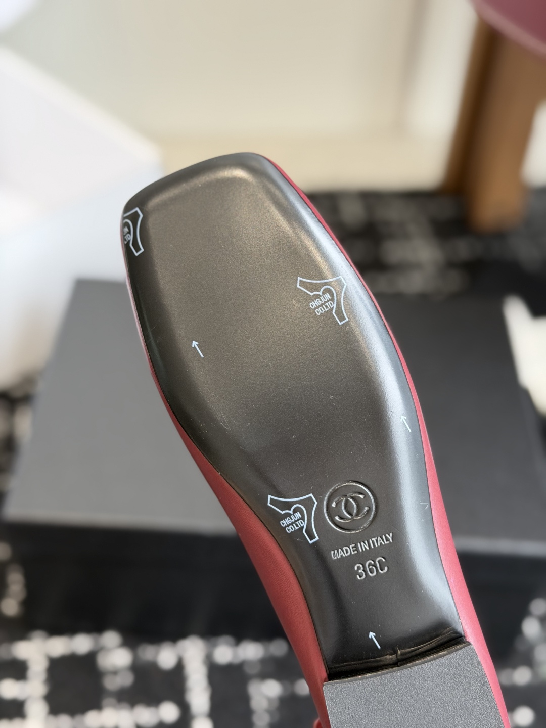代购级 Chanel26SS早春新款方头拼色平底单鞋 经典方头鞋型自带复古高级感,拼色设计瞬间点亮整体造型,把香奈儿的品 代购级 Chanel26SS早春新款方头拼色平底单鞋 经典方头鞋型自带复古高级感,拼色设计瞬间点亮整体造型,把香奈儿的品