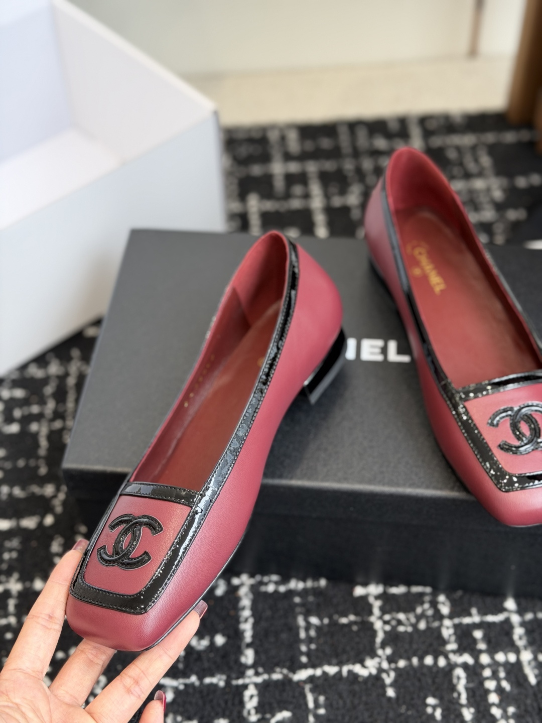 代购级 Chanel26SS早春新款方头拼色平底单鞋 经典方头鞋型自带复古高级感,拼色设计瞬间点亮整体造型,把香奈儿的品 代购级 Chanel26SS早春新款方头拼色平底单鞋 经典方头鞋型自带复古高级感,拼色设计瞬间点亮整体造型,把香奈儿的品