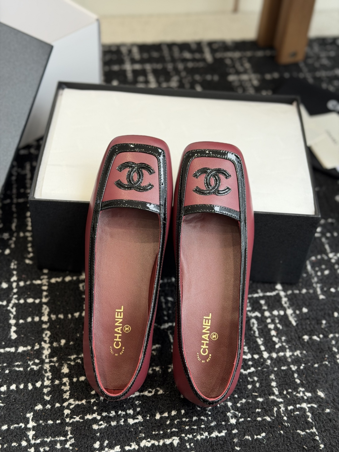代购级 Chanel26SS早春新款方头拼色平底单鞋 经典方头鞋型自带复古高级感,拼色设计瞬间点亮整体造型,把香奈儿的品 代购级 Chanel26SS早春新款方头拼色平底单鞋 经典方头鞋型自带复古高级感,拼色设计瞬间点亮整体造型,把香奈儿的品