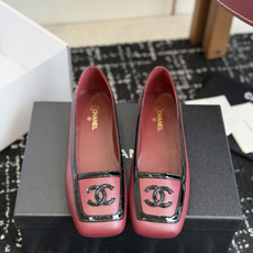代购级 Chanel26SS早春新款方头拼色平底单鞋 经典方头鞋型自带复古高级感,拼色设计瞬间点亮整体造型,把香奈儿的品 代购级 Chanel26SS早春新款方头拼色平底单鞋 经典方头鞋型自带复古高级感,拼色设计瞬间点亮整体造型,把香奈儿的品
