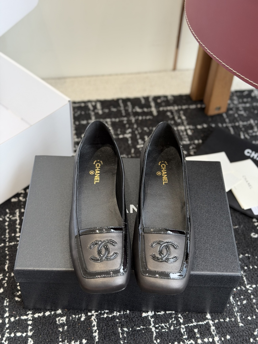 NO:931661,Purchasing-grade Chanel26SS early spring new square-toe color-blocked flat shoes. The classic square-toe shoe shape has a retro and high-end feel. The color-blocking design instantly brightens the overall shape and enhances Chanel's brand recognition. The lines of the shoe body are smooth and neat, perfectly modifying the foot shape. It can be easily controlled by wide feet and fleshy feet. The upper foot becomes slender and delicate in seconds, showing a unique effect of lengthening the legs.  The shoe shape is made of fine workmanship, the material is delicate, and the texture of the upper foot is full, making it easy to wear with a high-end feel; the footbed is designed to fit the sole of the foot, and it will not be tired after long-term wear, truly achieving the combination of comfort and appearance. Upper sheepskin/edged patent leather, lining sheepskin, leather outsole, size 35-41 (customized sizes 40 and 41 are not returnable), sandals, chanel, chanel, sandals, sheepskin, Leather soles19860909代购级 Chanel26SS早春新款方头拼色平底单鞋 经典方头鞋型自带复古高级感,拼色设计瞬间点亮整体造型,把香奈儿的品牌辨识度拉满.鞋身线条流畅利落,完美修饰脚型,宽脚、肉脚都能轻松驾驭,上脚秒变纤细秀气的脚型,显腿长效果一绝. 鞋型做工精细,材质细腻,上脚质感拉满,轻松穿出高级感；鞋床设计贴合足底,久穿也不会累,真正做到了舒适与颜值双在线. 鞋面羊皮/包边漆皮 内里羊皮 大底真皮大底 size35-41码（40、41码定制不退换）,凉鞋单鞋,chanel,chanel,sandals,sheepskin,Leather soles,Women's Shoes