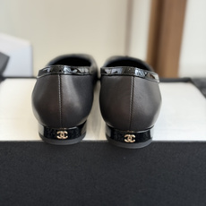 代购级 Chanel26SS早春新款方头拼色平底单鞋 经典方头鞋型自带复古高级感,拼色设计瞬间点亮整体造型,把香奈儿的品 代购级 Chanel26SS早春新款方头拼色平底单鞋 经典方头鞋型自带复古高级感,拼色设计瞬间点亮整体造型,把香奈儿的品