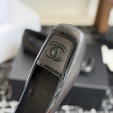 代购级 Chanel26SS早春新款方头拼色平底单鞋 经典方头鞋型自带复古高级感,拼色设计瞬间点亮整体造型,把香奈儿的品 代购级 Chanel26SS早春新款方头拼色平底单鞋 经典方头鞋型自带复古高级感,拼色设计瞬间点亮整体造型,把香奈儿的品