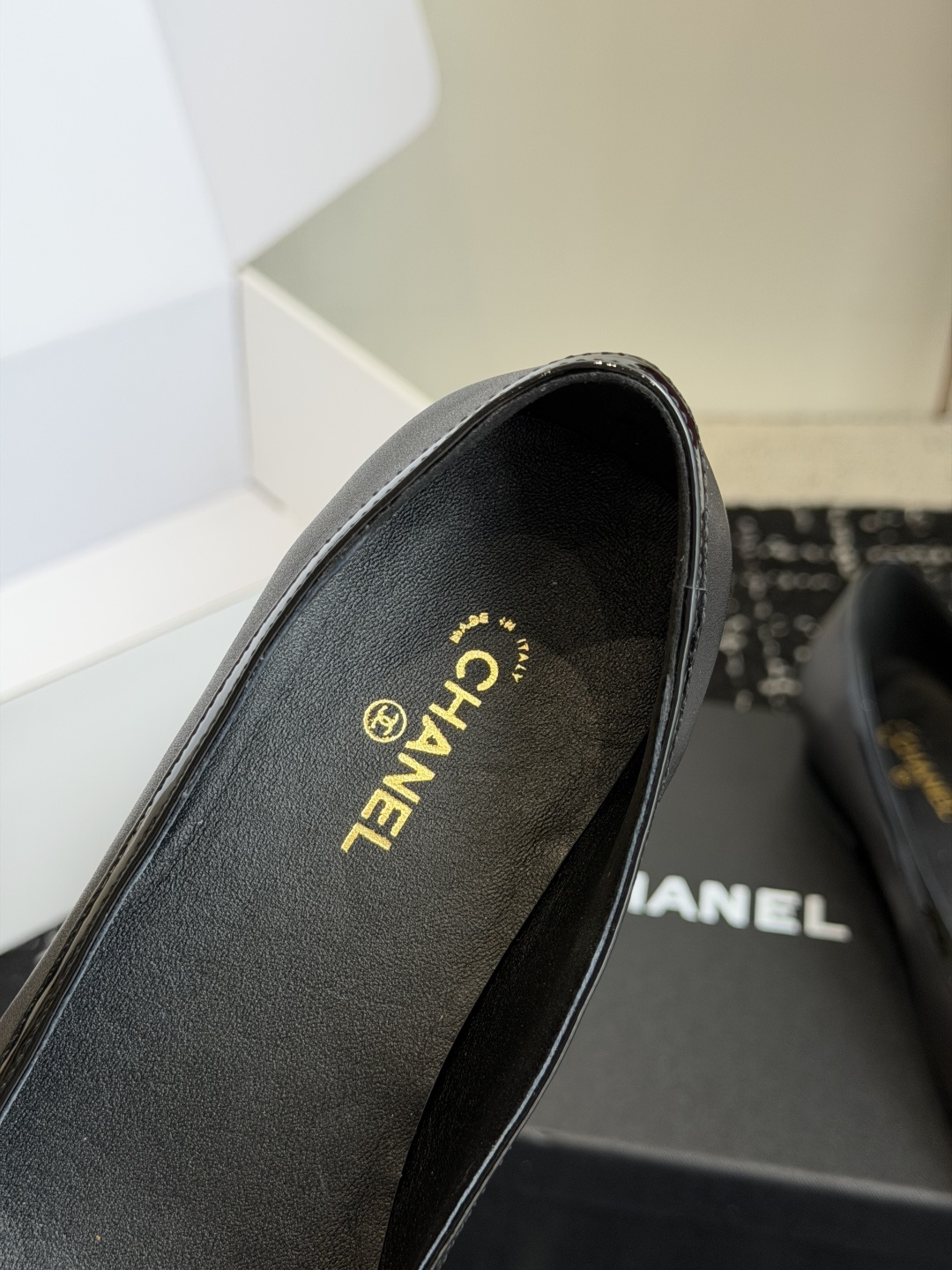 代购级 Chanel26SS早春新款方头拼色平底单鞋 经典方头鞋型自带复古高级感,拼色设计瞬间点亮整体造型,把香奈儿的品 代购级 Chanel26SS早春新款方头拼色平底单鞋 经典方头鞋型自带复古高级感,拼色设计瞬间点亮整体造型,把香奈儿的品