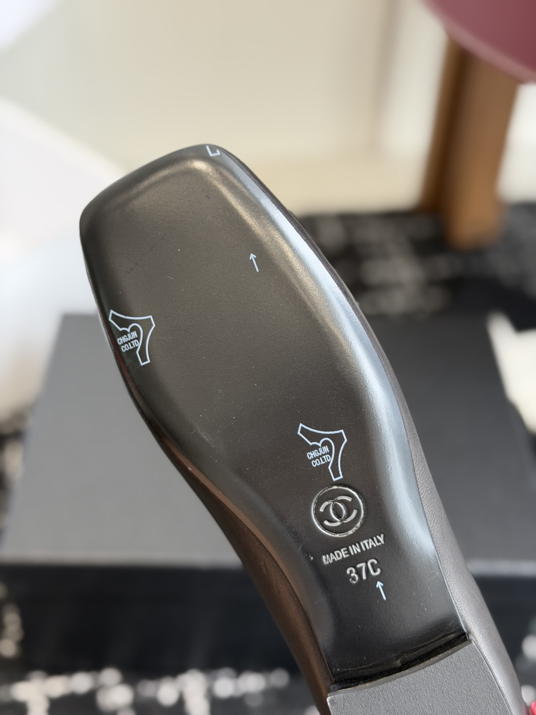 代购级 Chanel26SS早春新款方头拼色平底单鞋 经典方头鞋型自带复古高级感,拼色设计瞬间点亮整体造型,把香奈儿的品 代购级 Chanel26SS早春新款方头拼色平底单鞋 经典方头鞋型自带复古高级感,拼色设计瞬间点亮整体造型,把香奈儿的品