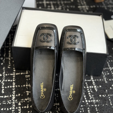 代购级 Chanel26SS早春新款方头拼色平底单鞋 经典方头鞋型自带复古高级感,拼色设计瞬间点亮整体造型,把香奈儿的品 代购级 Chanel26SS早春新款方头拼色平底单鞋 经典方头鞋型自带复古高级感,拼色设计瞬间点亮整体造型,把香奈儿的品