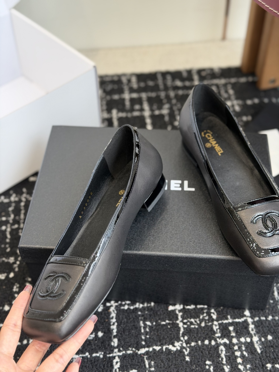 代购级 Chanel26SS早春新款方头拼色平底单鞋 经典方头鞋型自带复古高级感,拼色设计瞬间点亮整体造型,把香奈儿的品 代购级 Chanel26SS早春新款方头拼色平底单鞋 经典方头鞋型自带复古高级感,拼色设计瞬间点亮整体造型,把香奈儿的品