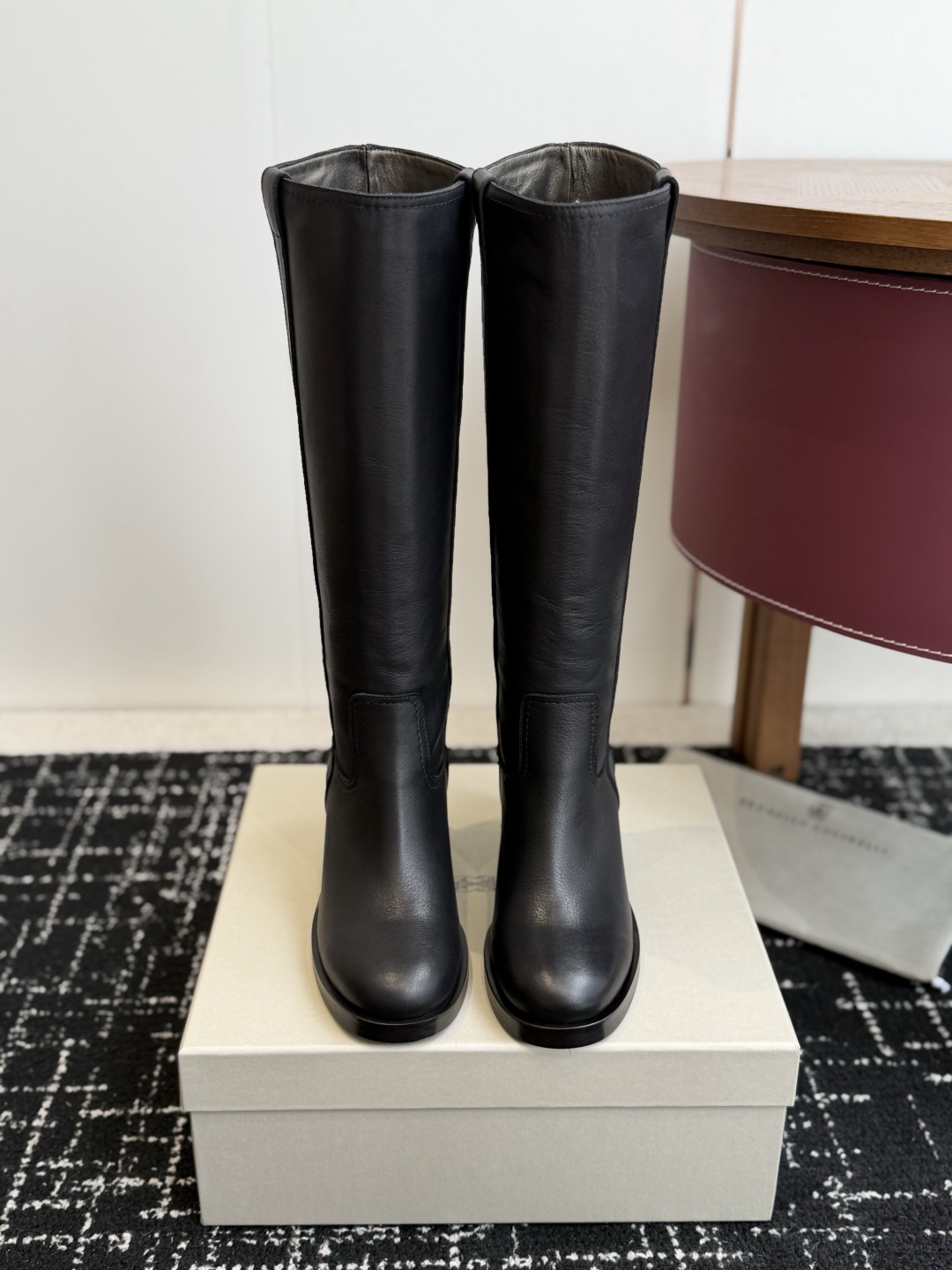 NO:931624,Purchasing agent level Brunello Cucineli ss26new arrival~ Brunello Cucineli｜New boots for autumn and winter. Handsome and comfortable on the feet. You must have a pair of BC boots in autumn and winter. There is basically no 1og0 logo in the BC brand shoe design. The style is mainly beige and gray tones. It is very low-key and luxurious, with a full sense of high-end. It is a pronoun for niche and tasteful shoes~  Although it combines different materials and colors, there is no sense of violation and it is not exaggerated at all. Instead, it makes people feel comfortable visually!  The BC family has the ability to combine different colors and materials without having an obvious sense of season. It can satisfy you when you wear it at any time. The fabric is imported cow suede. The lining is imported pearlescent sheepskin. The heel height is 6.5cm. The outsole is genuine leather. The size is 35-42 (customized for 40, 41 and 42), boots, brunello cucinelli, chanel, boots, sheepskin, Leather soles.19860909代购级 Brunello Cucineli ss26new arrival～ 布鲁内诺库奇内利｜秋冬新款长靴 上脚帅气舒适 秋冬一定要有一双Bc的战靴 BC家的品牌鞋子设计基本没有啥1og0标识, 风格主要以米色 灰色 色调为主,非常低调奢华,高级感满满 小众有品位的代词～鞋子 虽然结合了不同材质不同颜色,但是没有任何违和感,一点也不夸张,反而让人在视觉上感觉舒适！ bc家就是有能力把不同的颜色和材质结合,但又不会有明显的季节感,在任何时候拿出来穿都能让你满意 面料进口牛反绒 内里进口珠光羊皮里 跟高6.5cm 大底真皮大底 码数35-42（40、41、42定制）,靴子,brunello cucinelli,chanel,boots,sheepskin,Leather soles,Women's Shoes