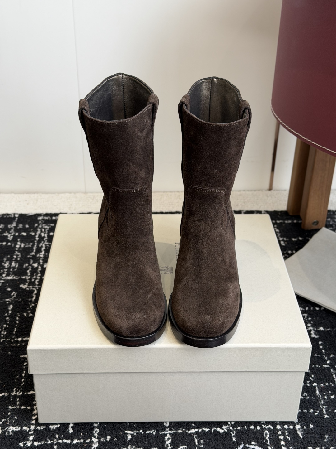 NO:931637,Purchasing agent Brunello Cucineli ss26new arrival~ Brunello Cucineli｜New autumn and winter Martin boots and short boots. Handsome and comfortable on the feet. You must have a pair of BC boots in autumn and winter. BC's brand shoe design basically does not have a 1og0 logo. The style is mainly beige and gray tones. It is very low-key and luxurious, full of high-end sense. It is a niche and tasteful pronoun ~ shoes  Although it combines different materials and colors, there is no sense of violation and it is not exaggerated at all. Instead, it makes people feel comfortable visually!  The BC family has the ability to combine different colors and materials without having an obvious sense of season. It can satisfy you when you wear it at any time. The fabric is imported cow suede. The lining is imported pearlescent sheepskin. The heel height is 6.5cm. The outsole is genuine leather. The size is 35-42 (customized for 40, 41 and 42), boots, brunello cucinelli, chanel, boots, sheepskin, Leather soles.19860909代购级 Brunello Cucineli ss26new arrival～ 布鲁内诺库奇内利｜秋冬新款马丁靴 短靴 上脚帅气舒适 秋冬一定要有一双Bc的战靴 BC家的品牌鞋子设计基本没有啥1og0标识, 风格主要以米色 灰色 色调为主,非常低调奢华,高级感满满 小众有品位的代词～鞋子 虽然结合了不同材质不同颜色,但是没有任何违和感,一点也不夸张,反而让人在视觉上感觉舒适！ bc家就是有能力把不同的颜色和材质结合,但又不会有明显的季节感,在任何时候拿出来穿都能让你满意 面料进口牛反绒 内里进口珠光羊皮里 跟高6.5cm 大底真皮大底 码数35-42（40、41、42定制）,靴子,brunello cucinelli,chanel,boots,sheepskin,Leather soles,Women's Shoes